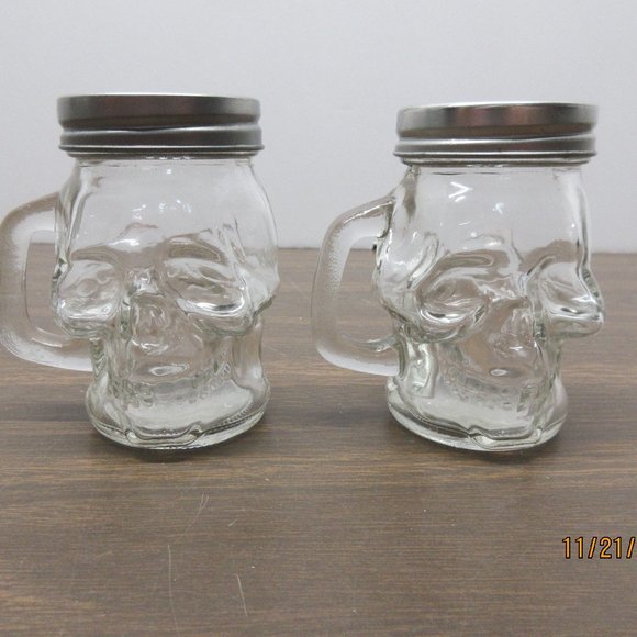 Skull Salt & Pepper Shaker Set - Picture 3 of 6